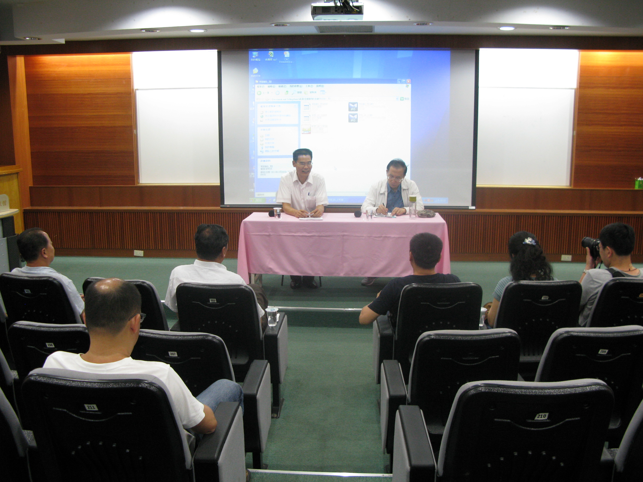 圖一、本館劉副館長澤民(中左坐)主持接待山西省文史參訪團