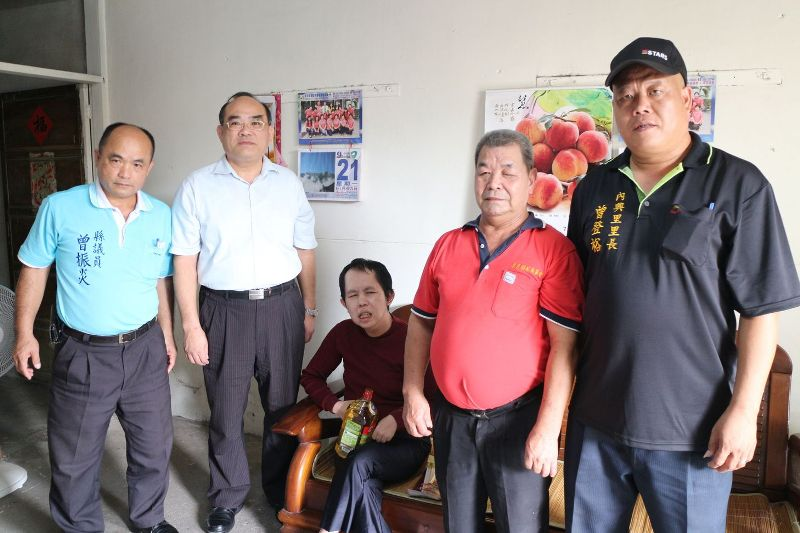 張鴻銘館長會同南投縣議員曾振炎及南投市內興里長曾登裕關懷弱勢戶