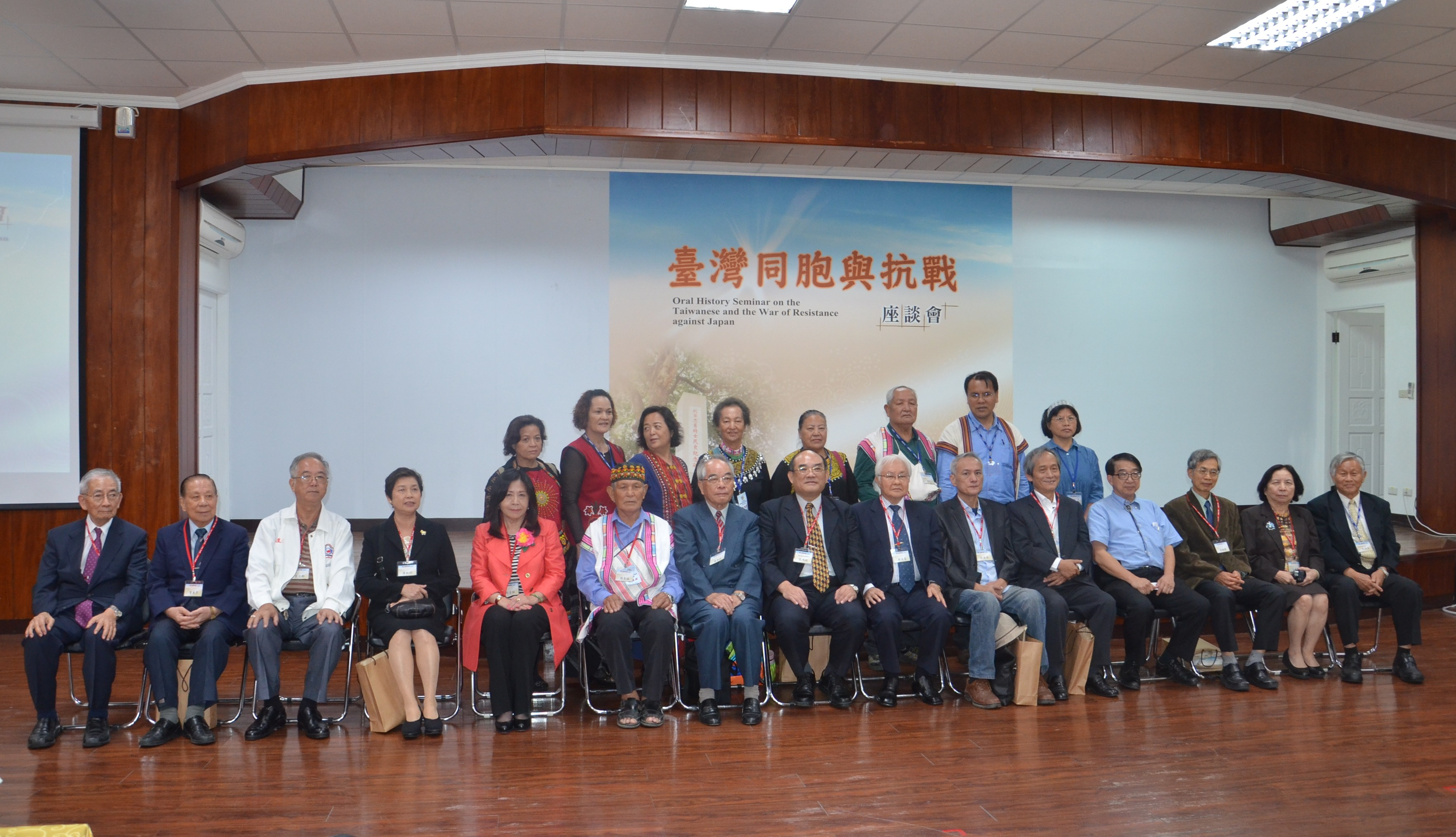 圖1：座談會主持人、與談人、家屬與貴賓合照