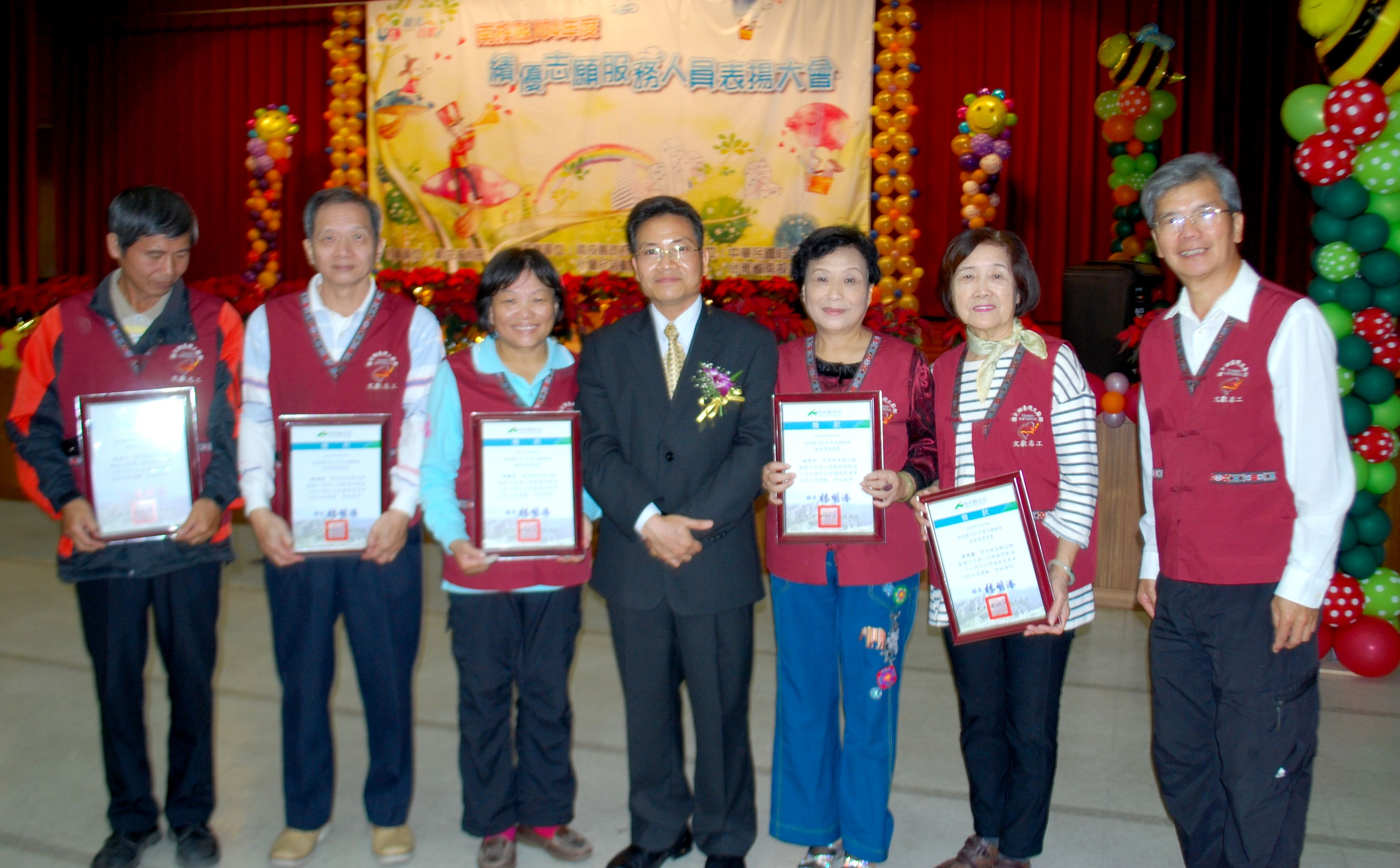 圖1.本館林明洲專門委員(中)與得獎志工合影