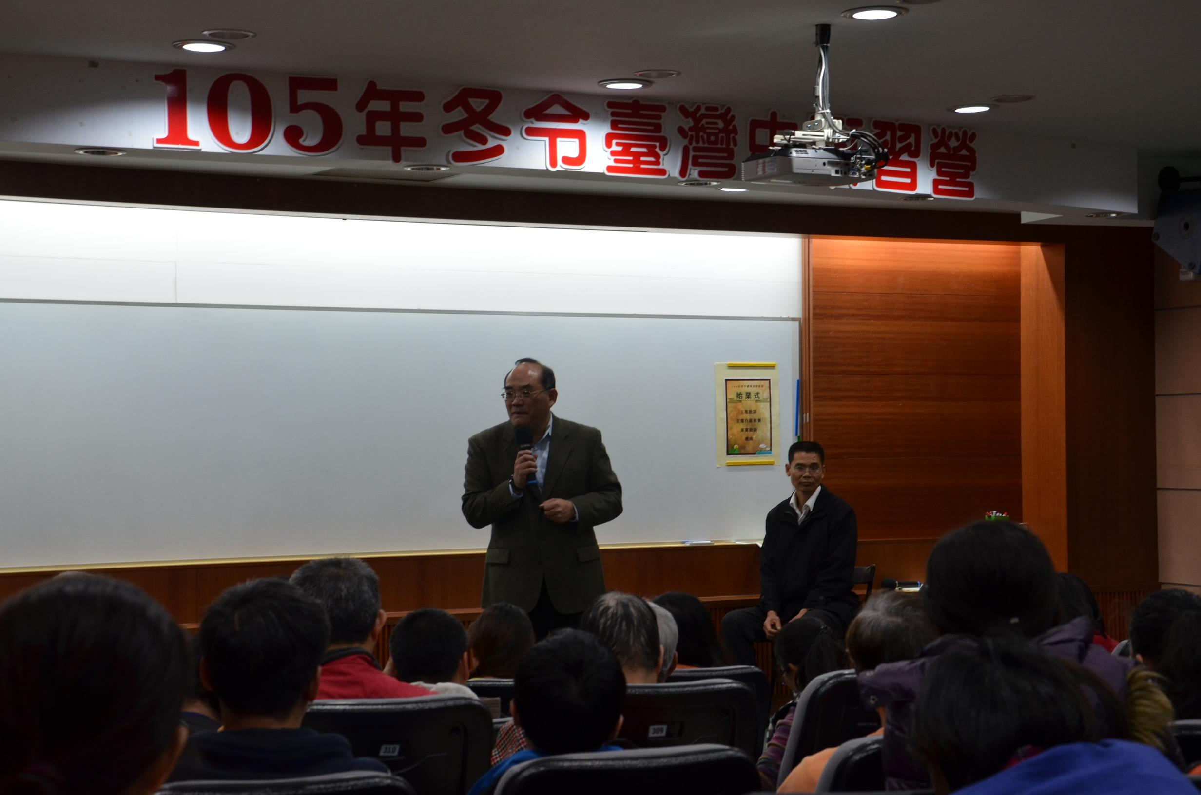 圖1：張鴻銘館長於始業式致詞