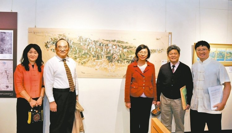 圖1：張鴻銘館長(左二)與北投文物館李莎莉館長(左一)、國家圖書館曾淑賢館長(右三)、臺北市立大學圖書館張弘毅館長(右二)、臺灣古地圖史料文物協會張志遠理事長(右一)於展件前合影