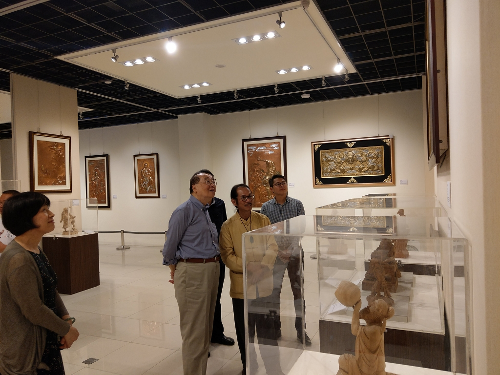 圖1：文化部洪孟啟前部長蒞臨，柯建華大師介紹作品