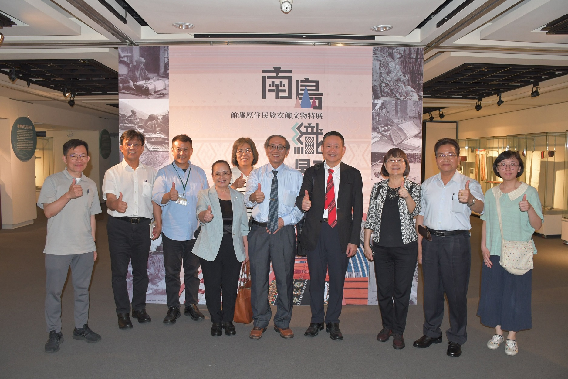 圖1：本館同仁與考試院來賓於展場合照