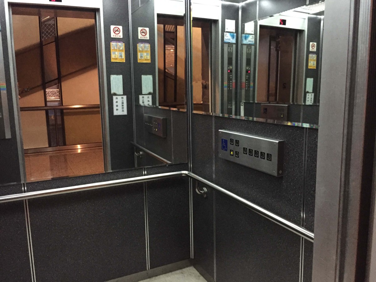 史蹟大樓無障礙電梯副操作盤.jpg