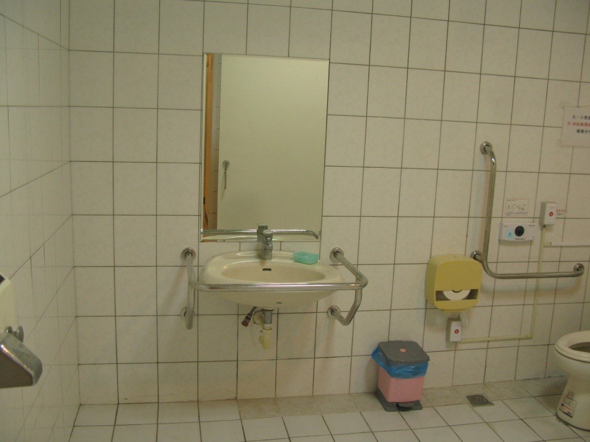 史蹟大樓無障礙廁所(洗臉盆扶手).jpg