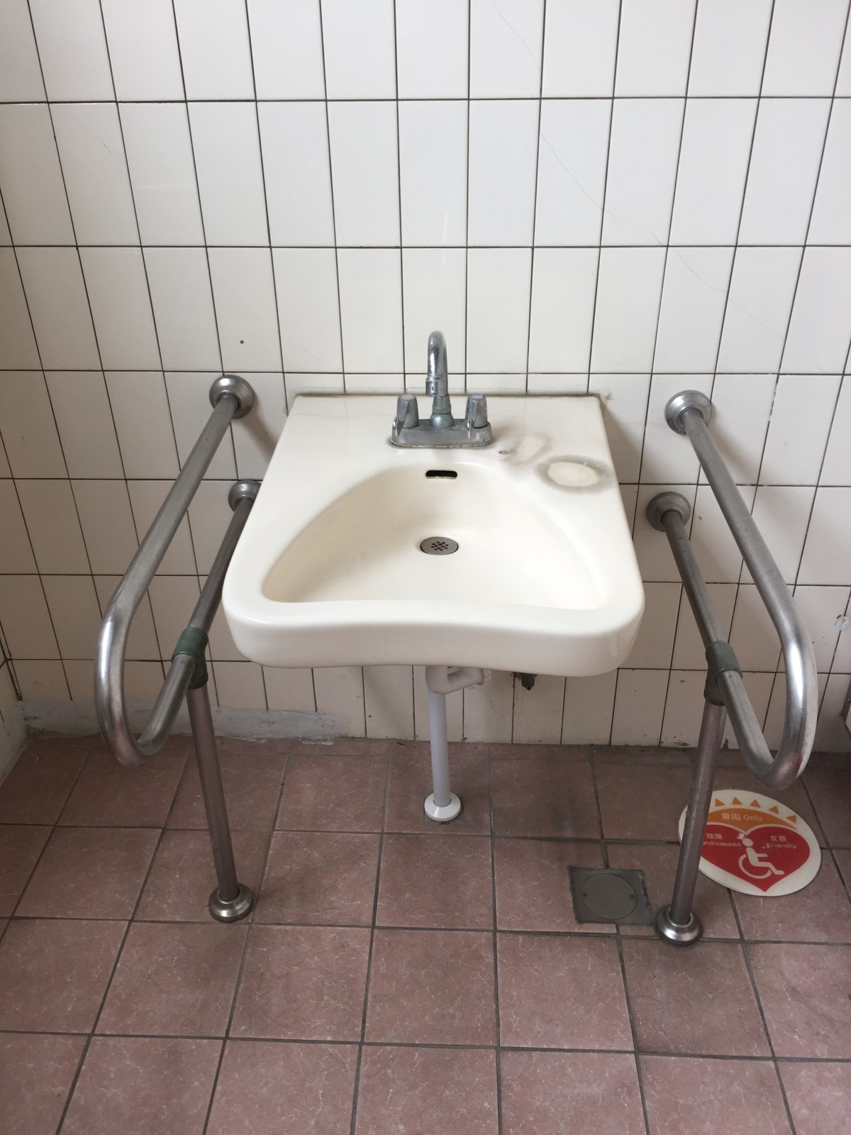 文獻大樓無障礙廁所(洗臉臺扶手).jpg