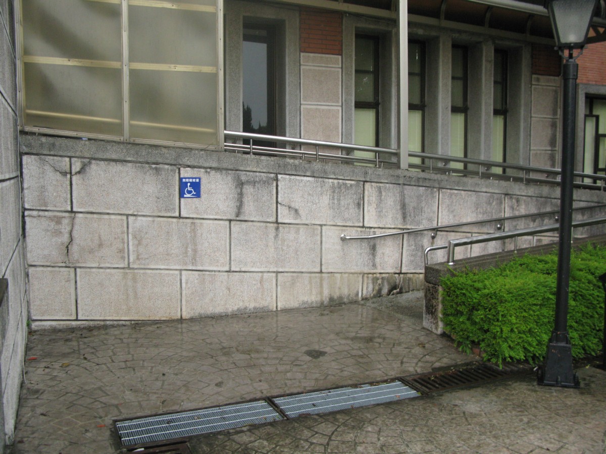 文獻大樓無障礙坡道-入口處.jpg