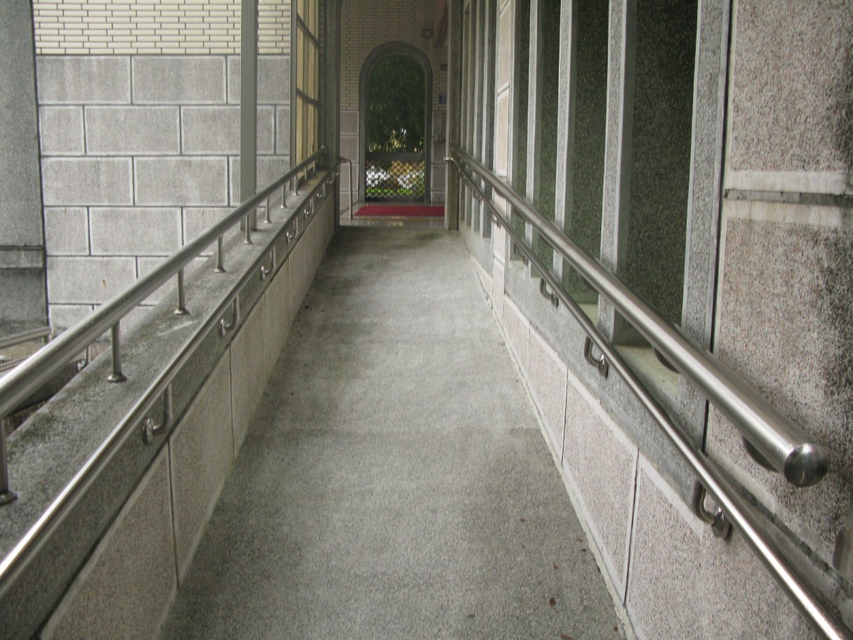 文獻大樓無障礙坡道.jpg