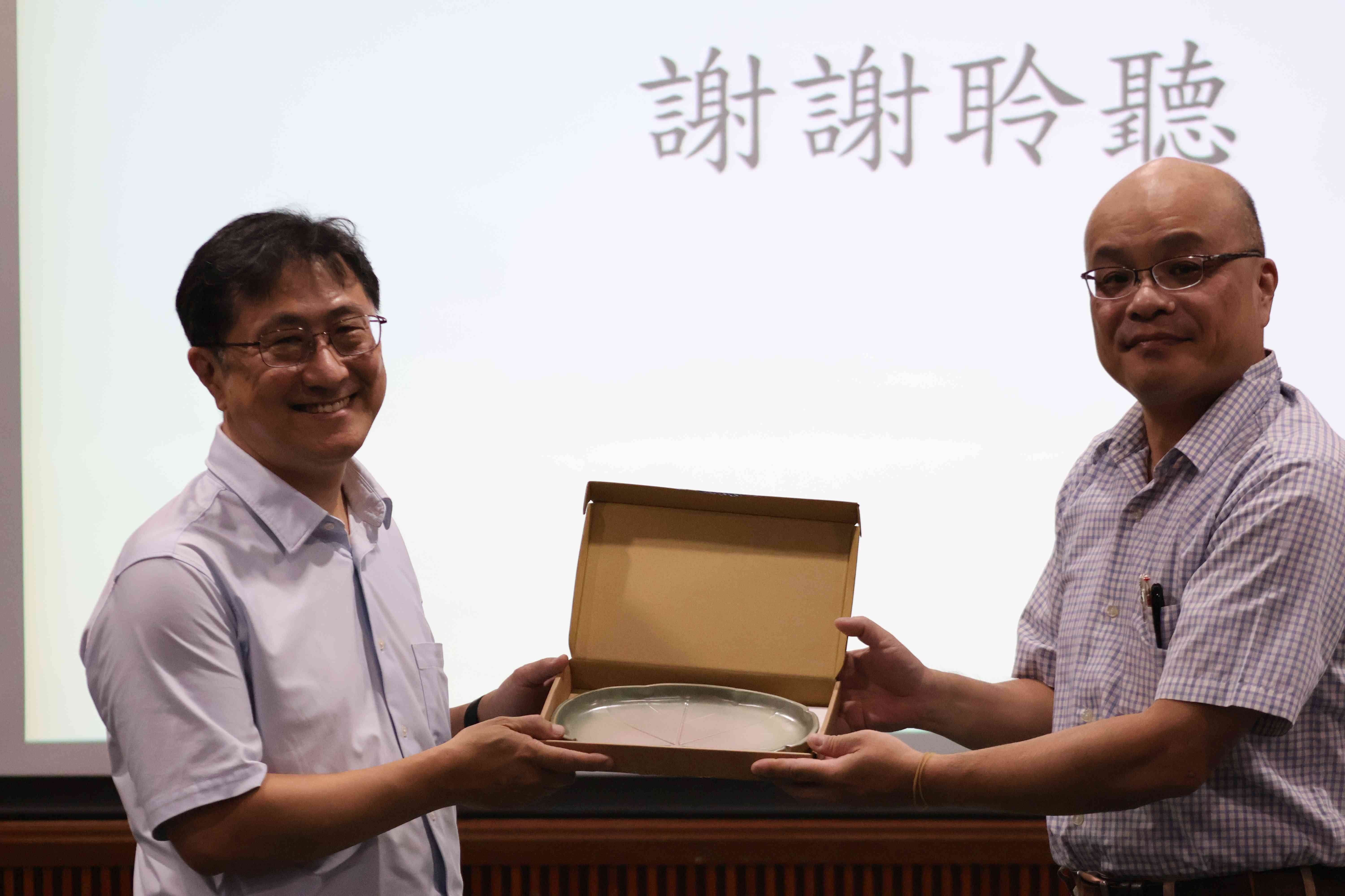 圖2：本館館長致贈顧恒湛助研究員紀念品.jpg