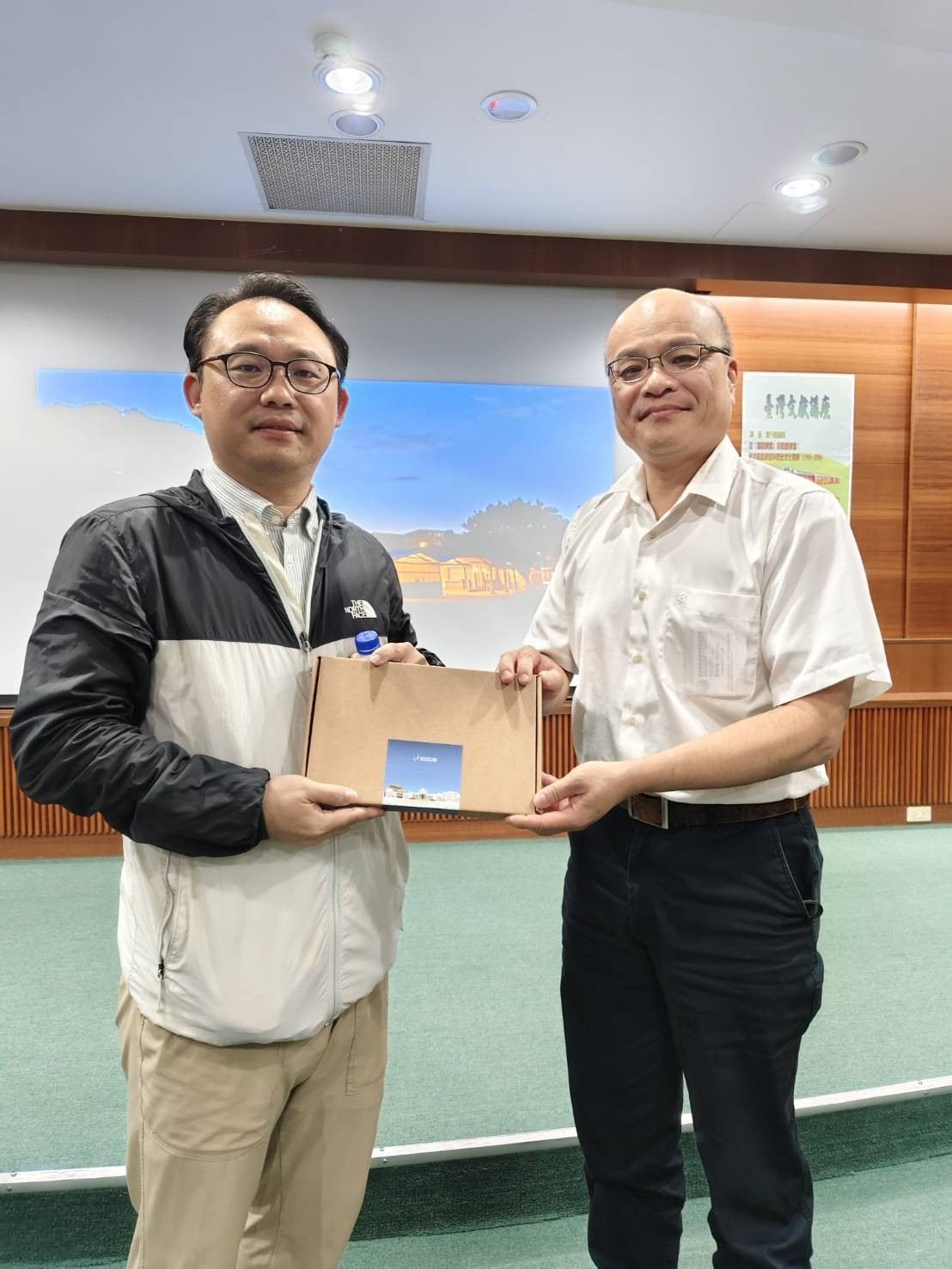 圖4：黃館長翔瑜致贈曾令毅組長紀念品.jpg