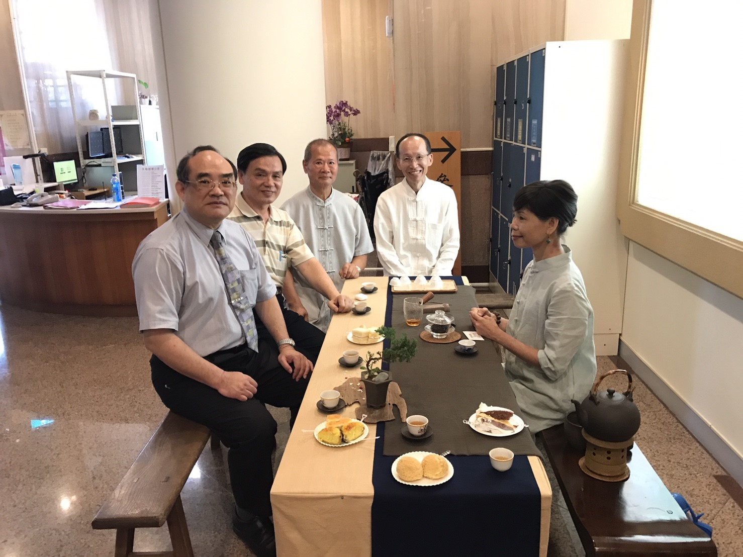 圖13：張鴻銘館長與貴賓品茗茶敘