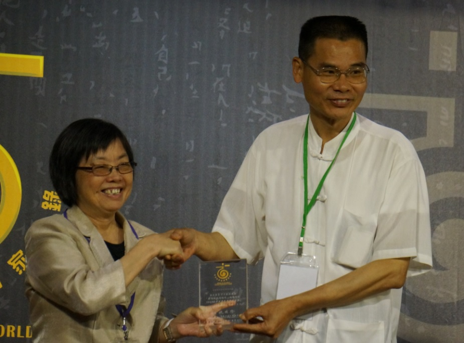 圖1：審查委員許雪姬所長（左）為本館授證