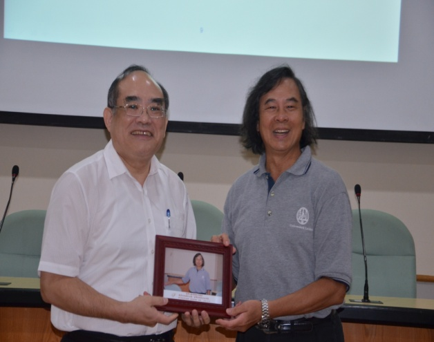 圖3：本館張鴻銘館長（左）致贈戴寶村秘書長相片紀念