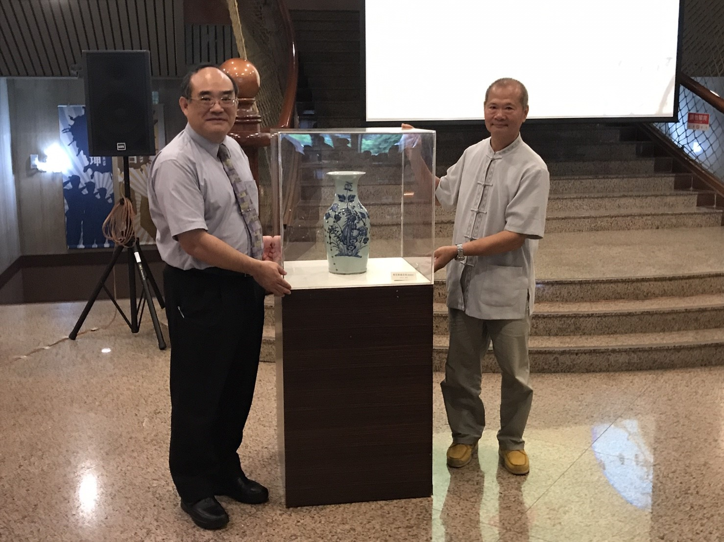 圖6：朱芳本先生捐贈青花鳳凰花瓶予本館典藏及教育展示，由張鴻銘館長代表受贈。
