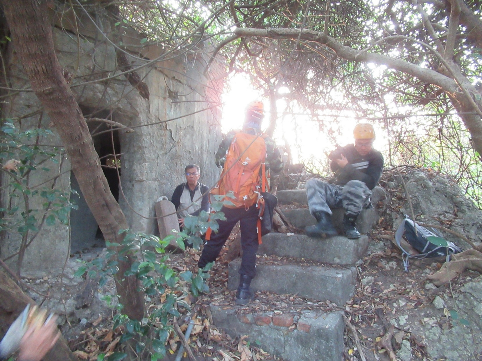 圖5：高雄市舊城文化協會於壽山發現第四塊臺灣關地界碑，廖德宗攝