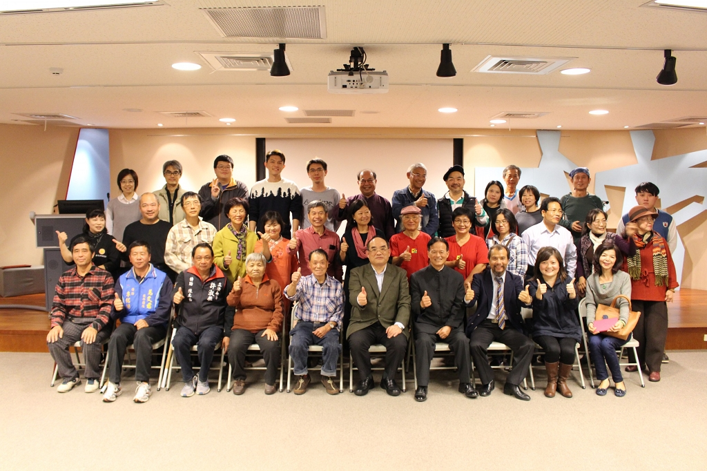 圖11：張鴻銘館長與各位貴賓及南投縣陶藝學會全體參展人合影