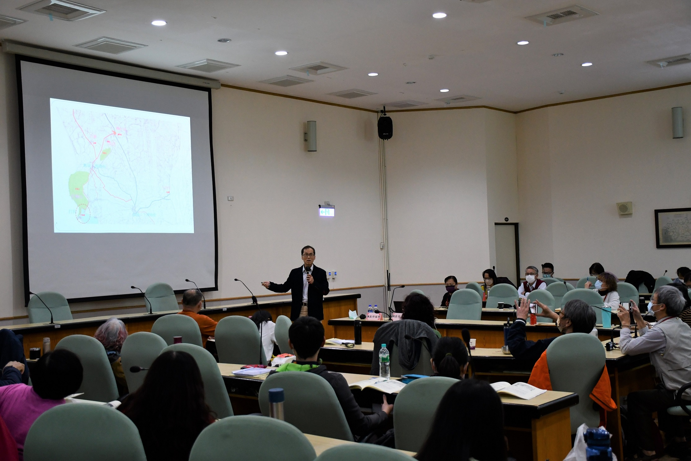 圖7：李文環老師主講「從港都到工業城：日治時期高雄港市的形成與轉變」