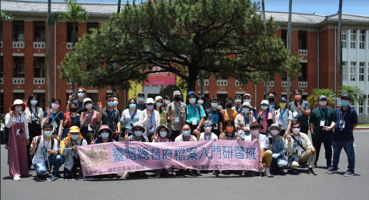 圖5：踏查合影-國立臺南大學笑門口