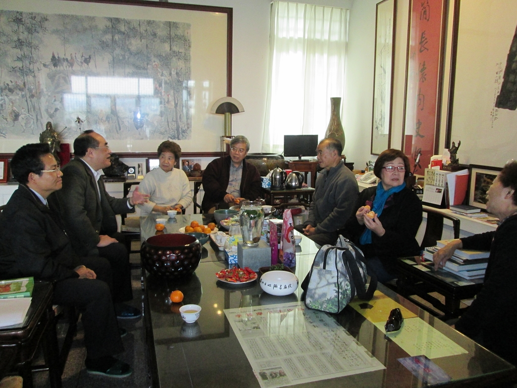  圖2：與其他來訪貴賓交換意見