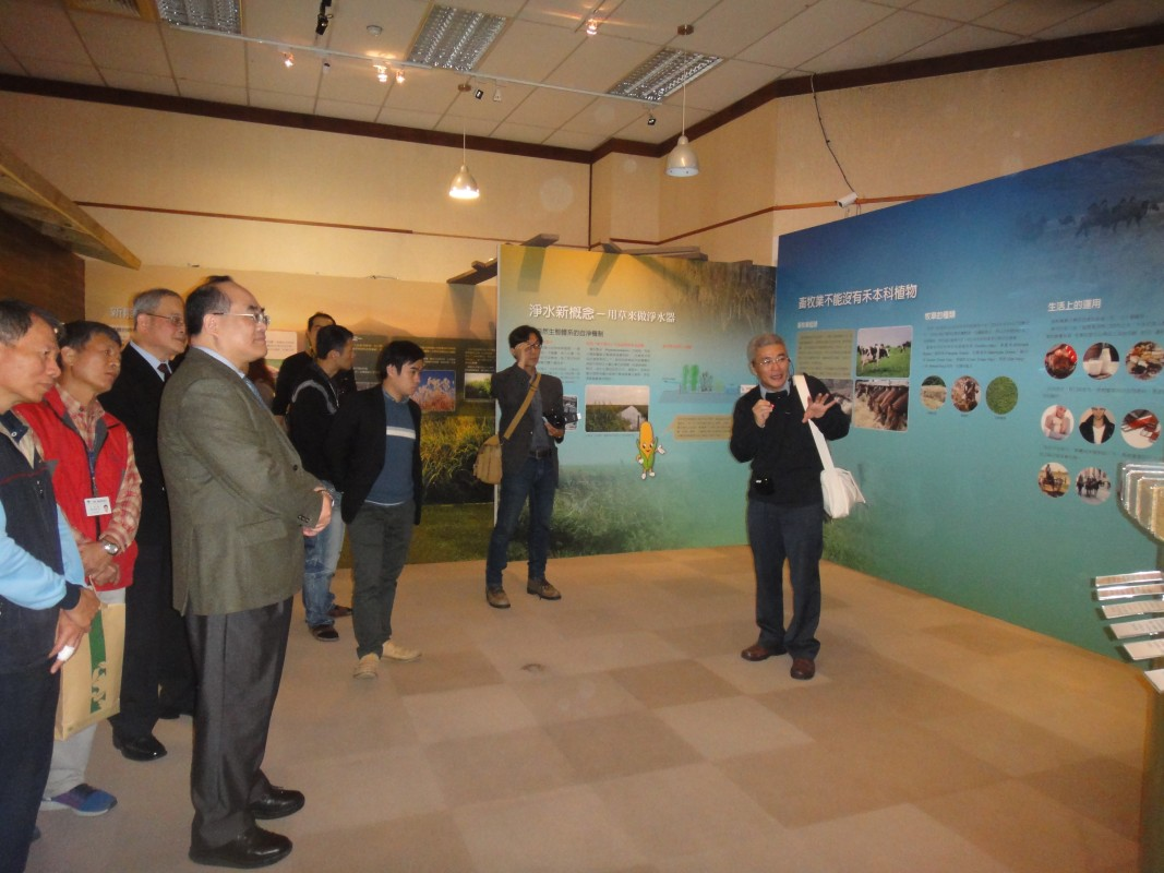 圖4:	參觀禾本科植物特展