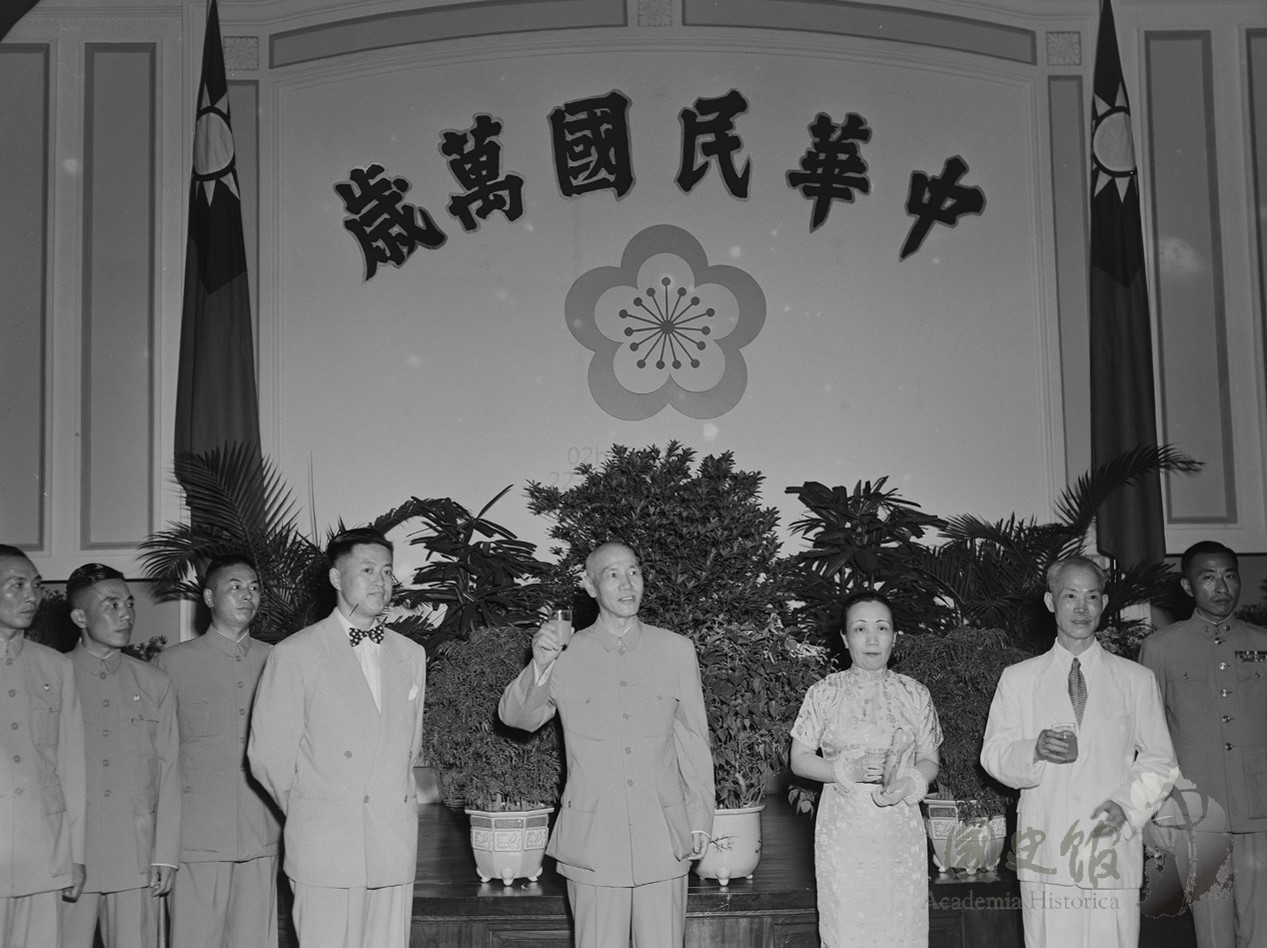 圖11：酒會上蔣中正、宋美齡、陳誠等向賓客舉杯敬酒，〈蔣中正總統底片(4931-5180)〉，《蔣中正總統文物》，國史館藏，數位典藏號：002-120000-00075-086。