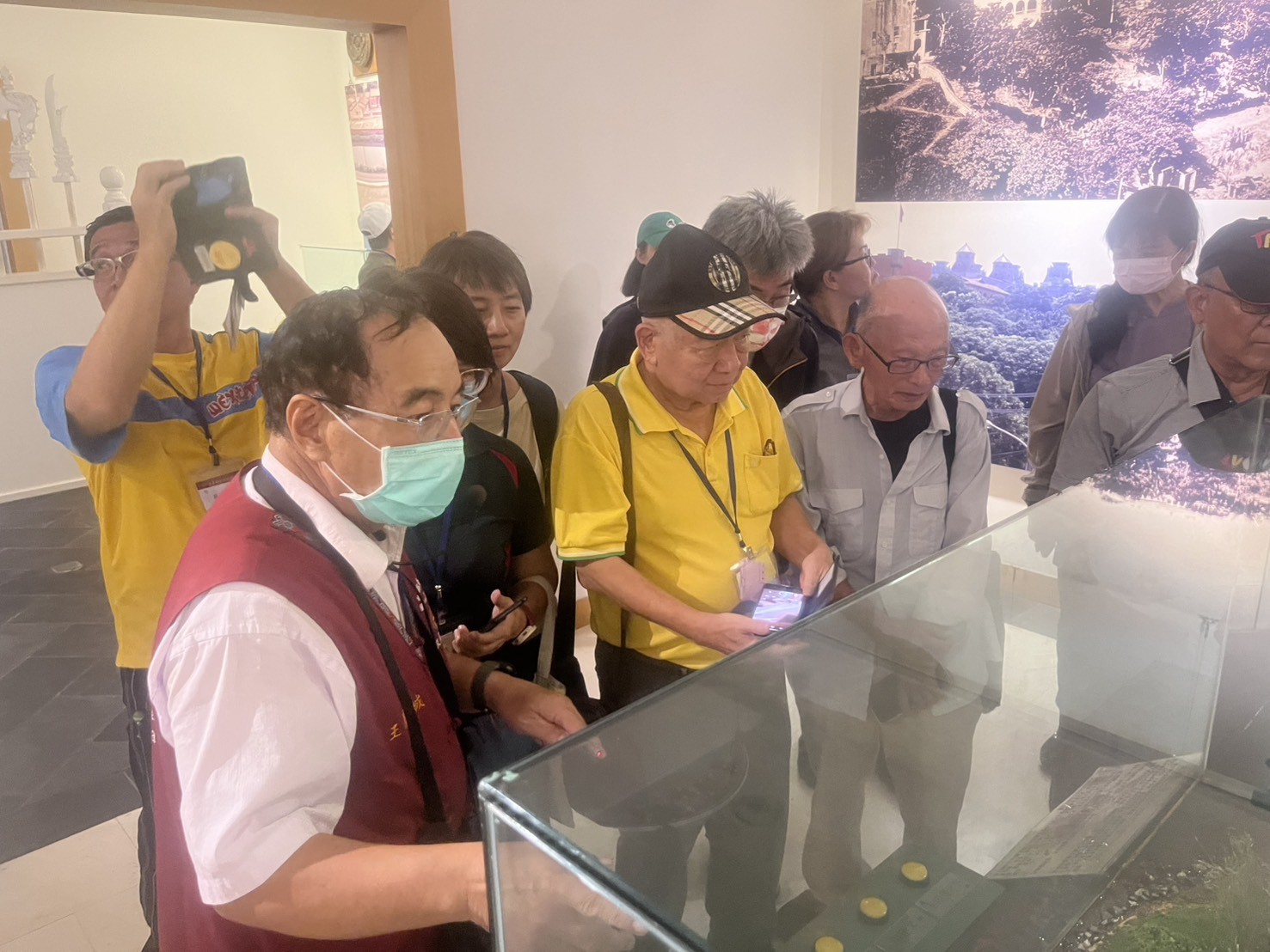 圖6：志工王慶城老師導覽文物大樓常設展第三展示室「日常生活起居、聚落與建築、風水與格局」