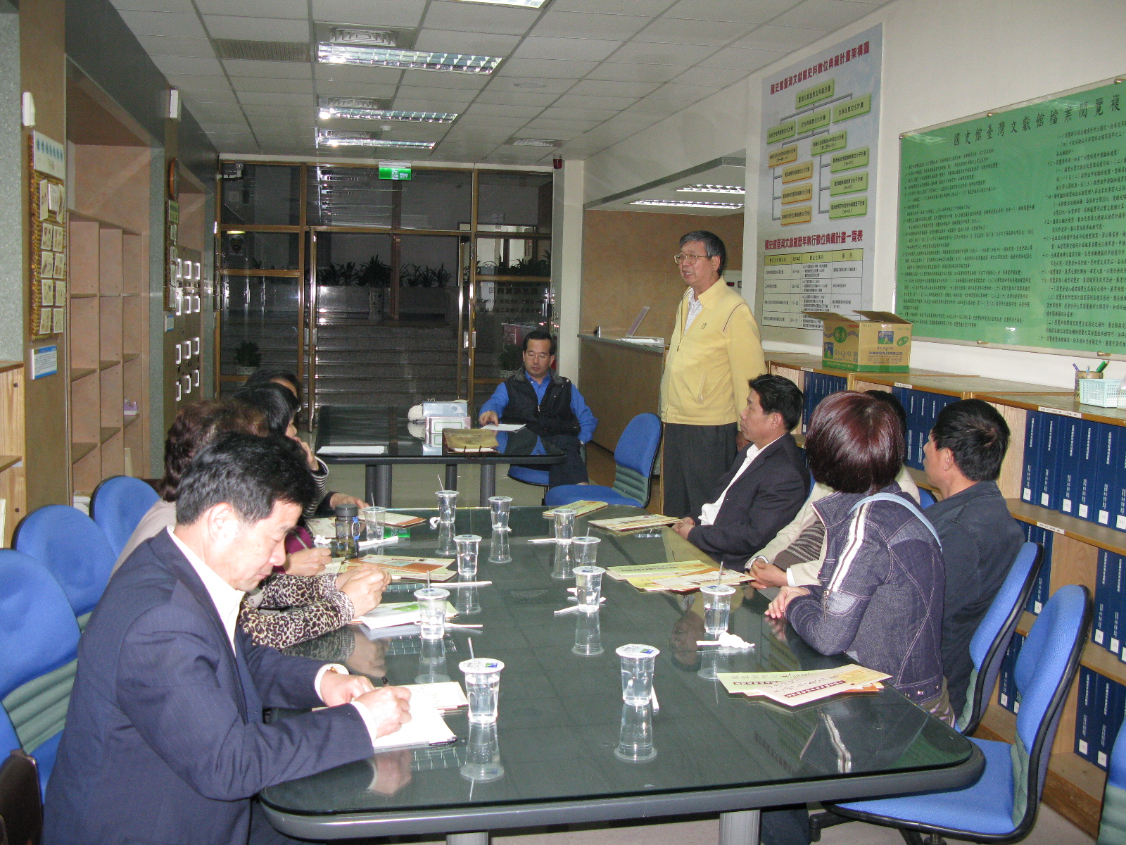 陳研究員文添(立者)為參訪者解說本館典藏日治時期檔案