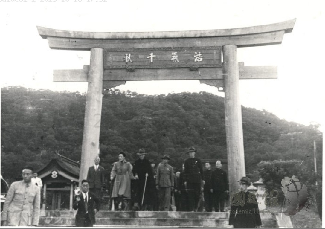 圖3：參觀圓山忠烈祠，資料來源：〈領袖照片資料輯集 （八十三）〉，《蔣中正總統文物》，國史館藏，數位典藏號：002-050101-00085-003