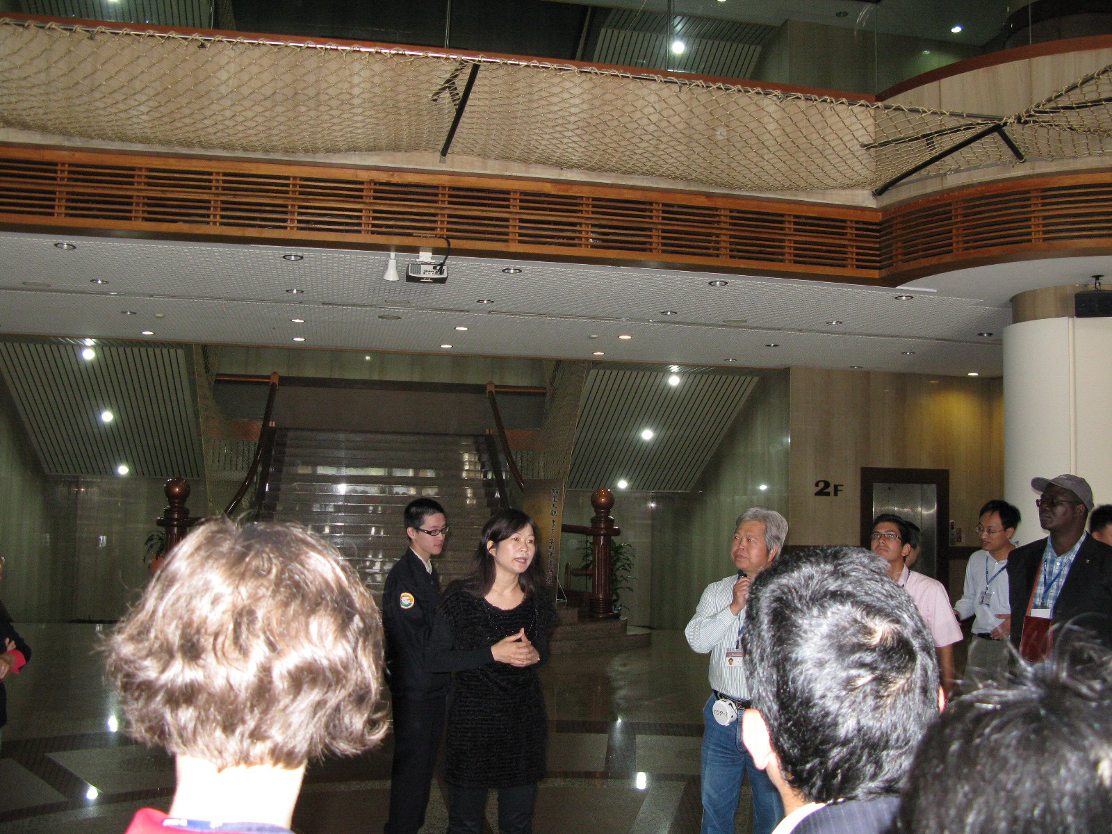 本館歐副館長素瑛(中立者)向國際友人簡介本館業務概況