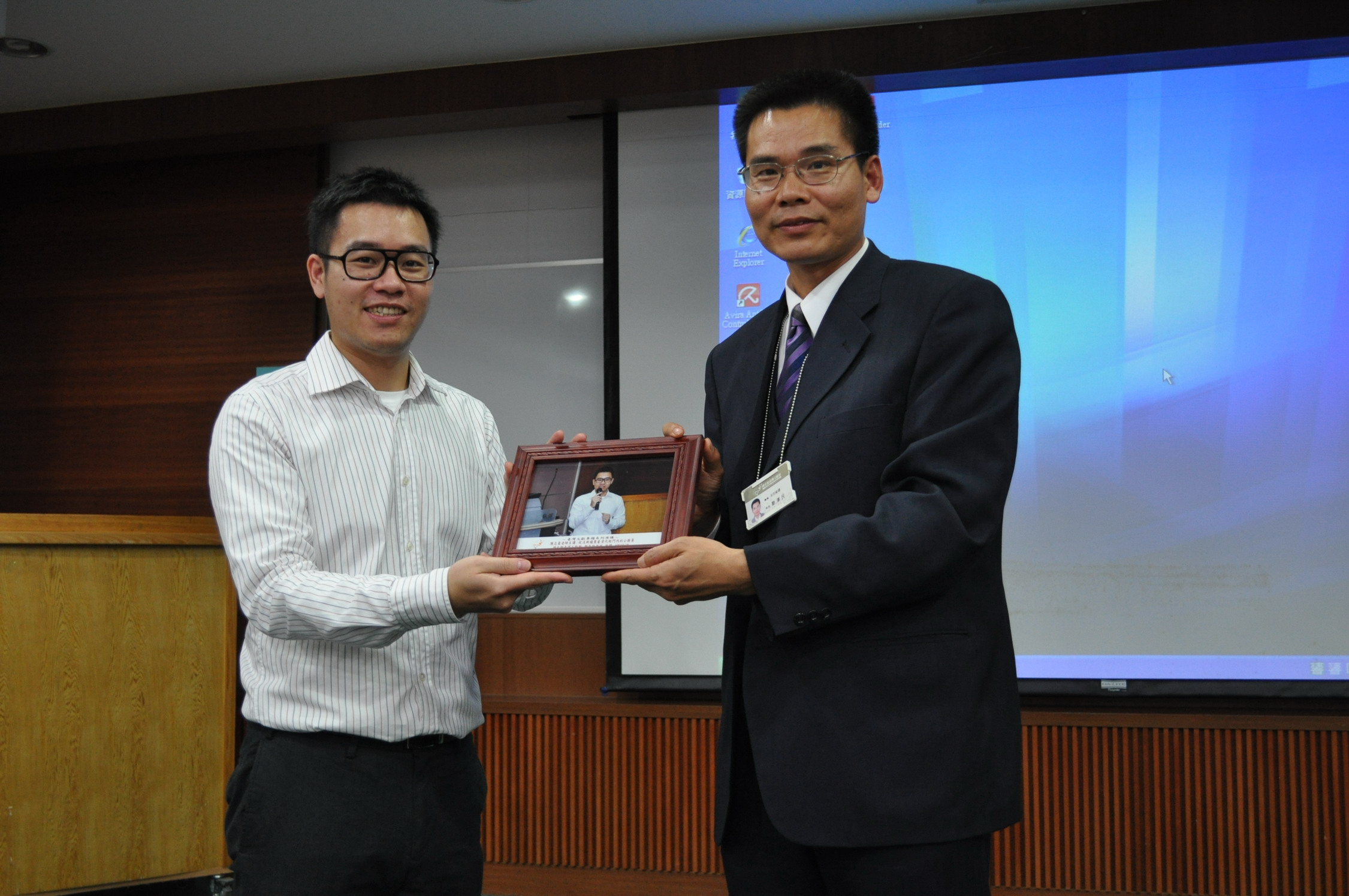 劉主任秘書澤民(右)致贈陳志豪老師(左)演講照片