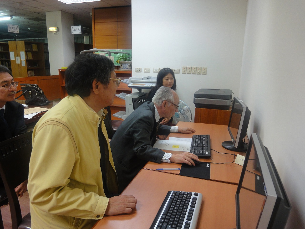日本國立教育政策研究所名譽所員阿部洋教授查閱臺灣總督府資料庫系統