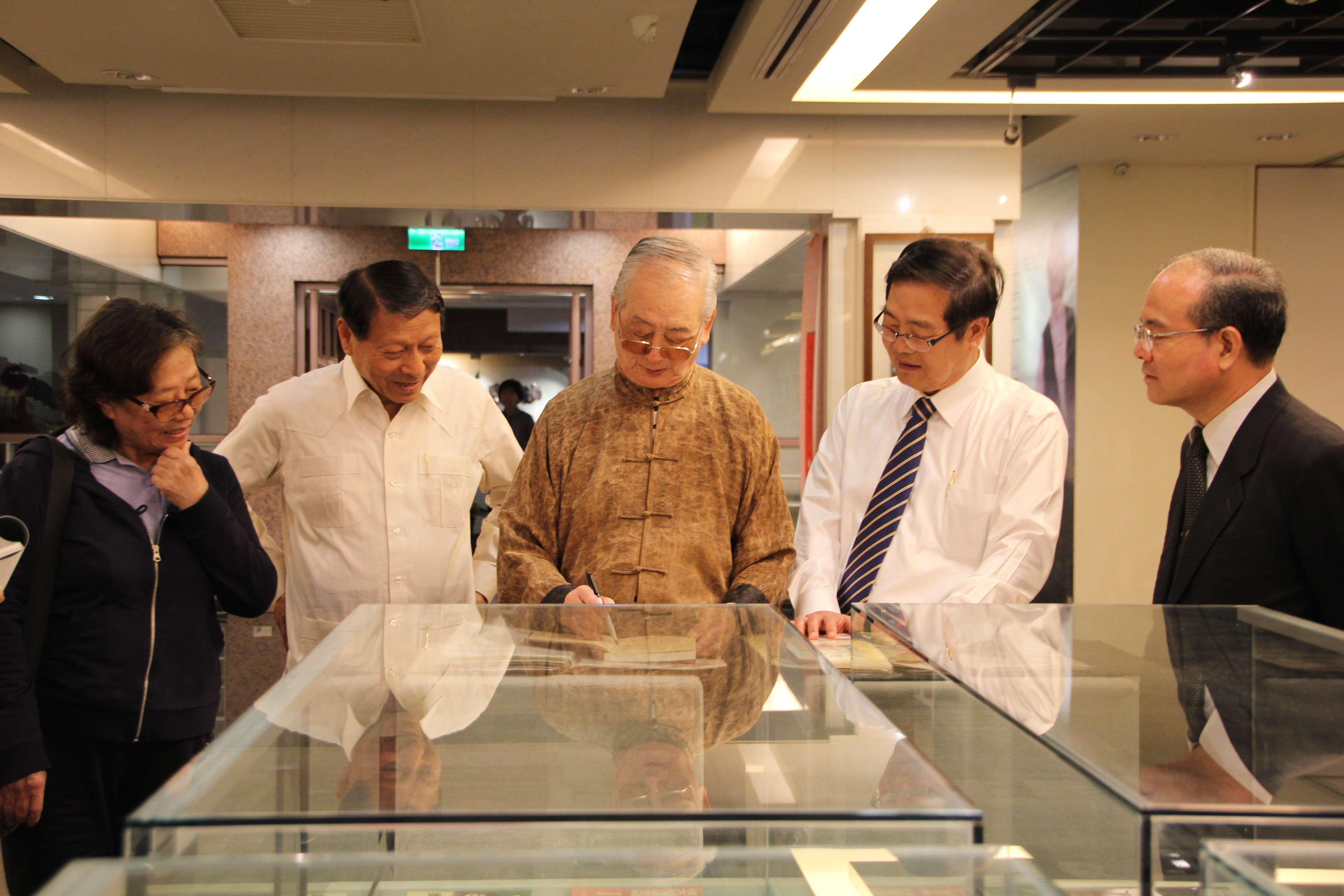 總統府林國策顧問源朗(左2)、南投縣李縣長朝卿(右2)、林館長金田(右1)參觀展示，寧可先生(中)親為解說