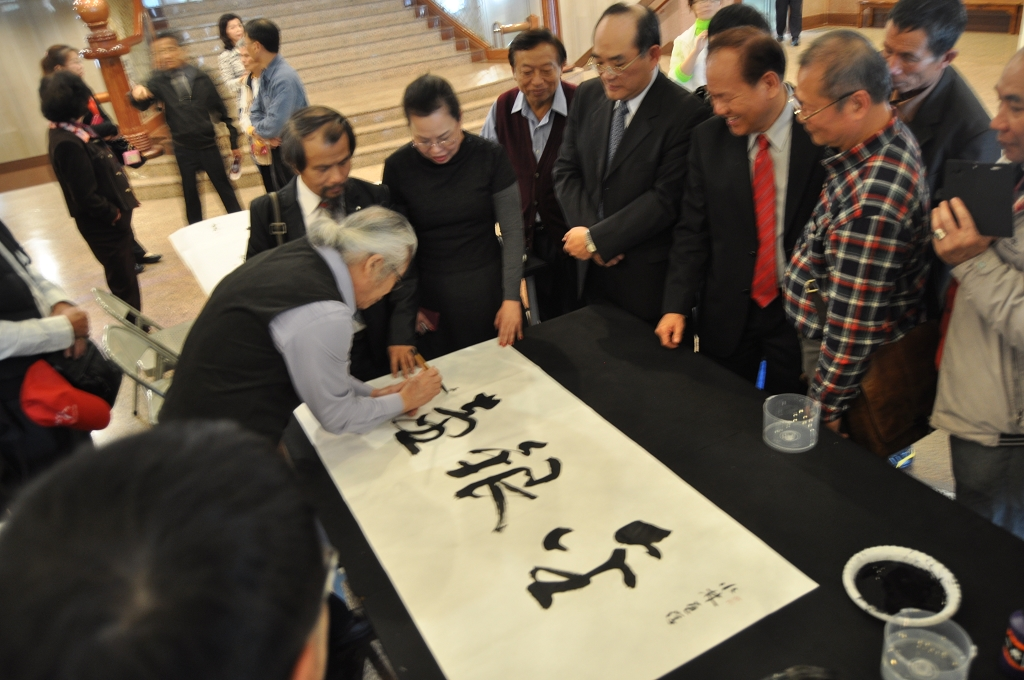 圖13：書法家馮憲民現場揮毫