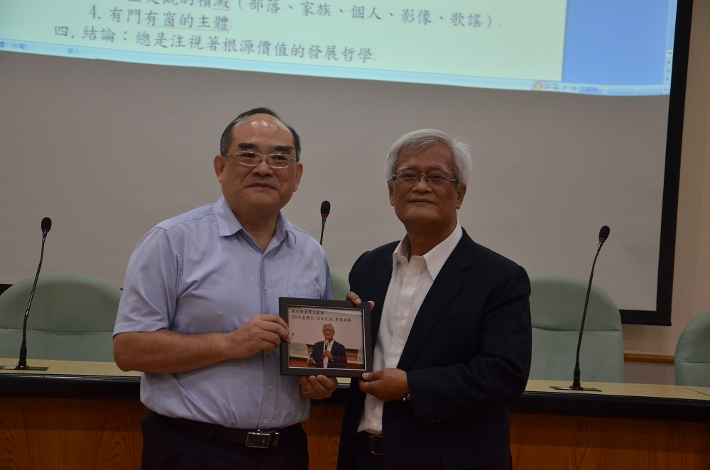 圖3：本館張鴻銘館長（左）致贈孫大川副院長相片紀念