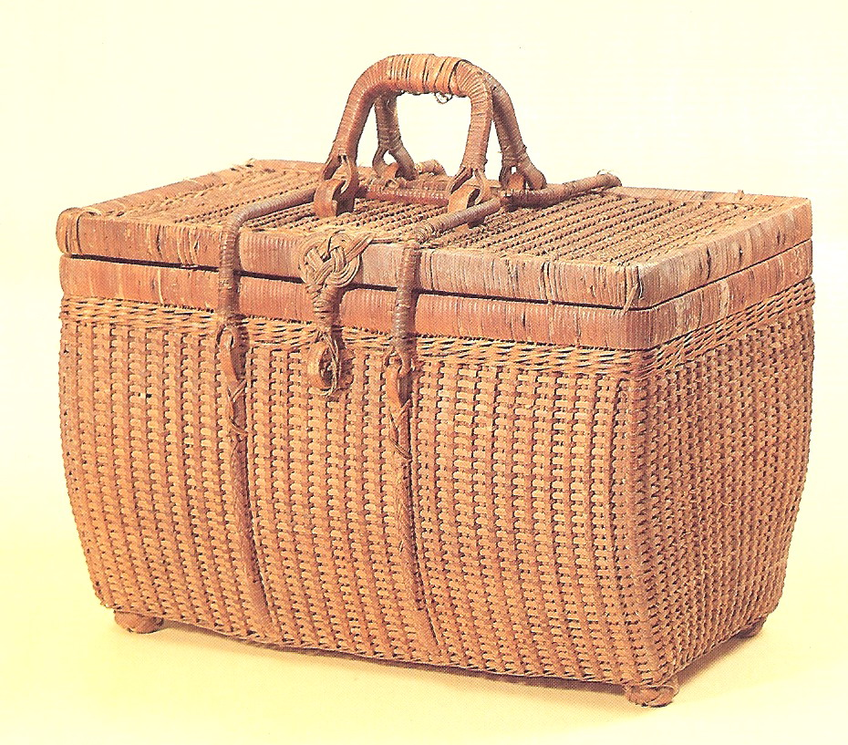 籐行李箱〈翻拍自苗栗縣立文化中心《客家民俗文物典藏目錄第二輯》〉