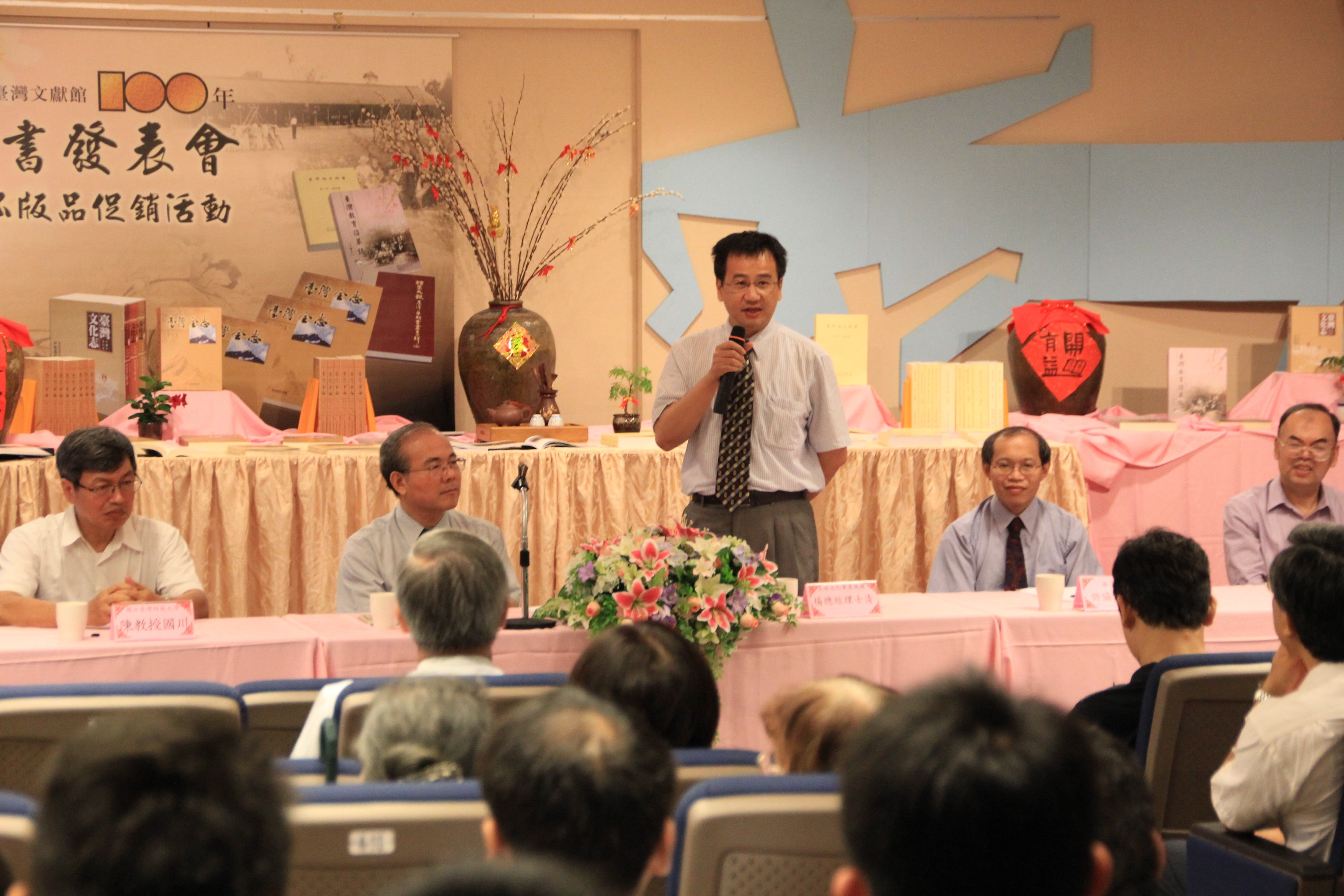 五南文化事業機構總經理楊士清(立者)致詞