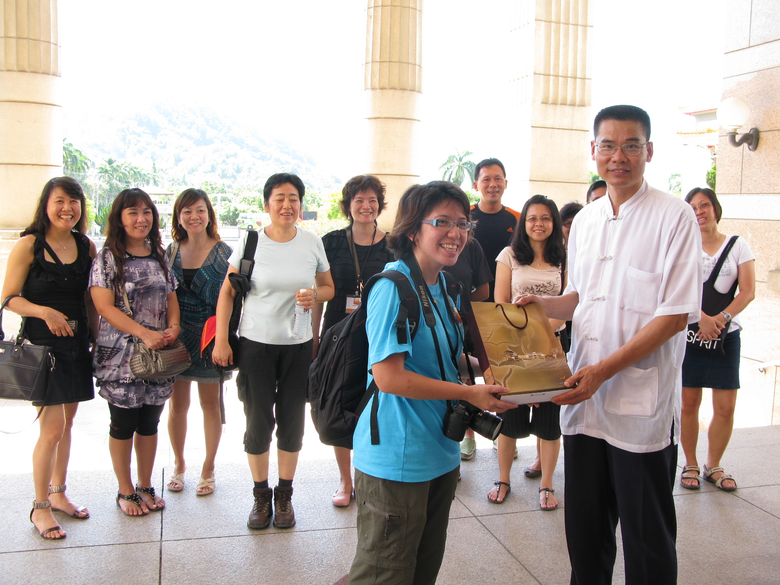 本館劉主任秘書澤民(前右)代表本館贈送參訪團本館出版品及紀念品