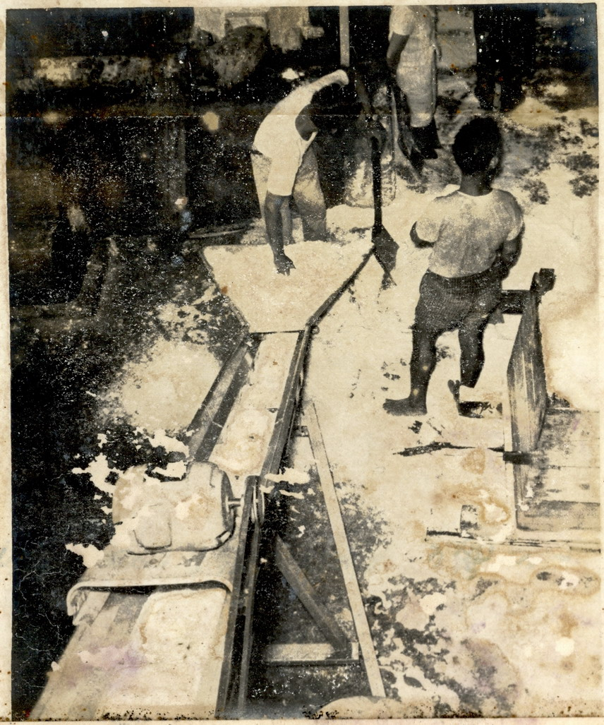 人工剷鹽放入輸送帶