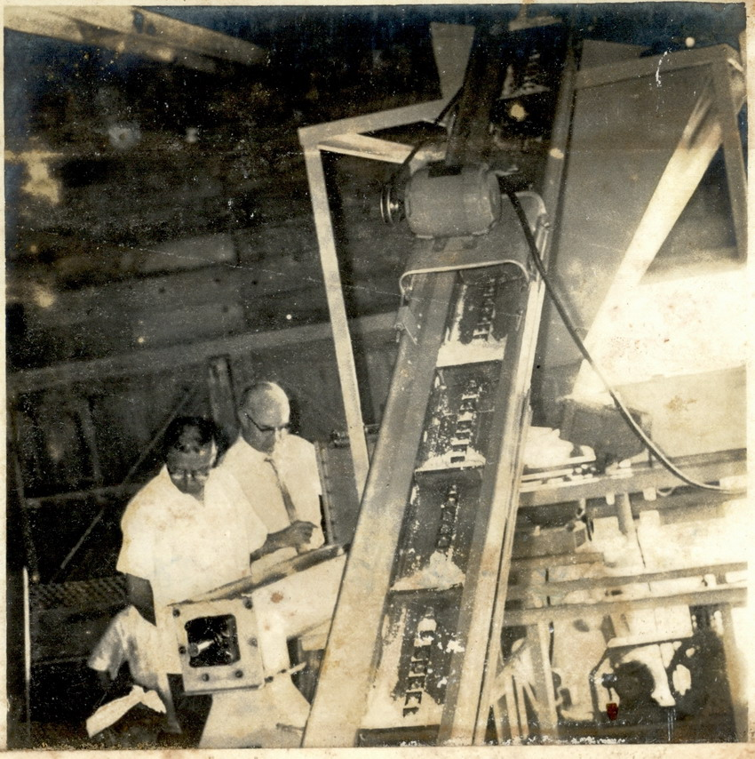 聯合國兒童福利基金施與製鹽總輸工程師等檢視輸送機送料情形