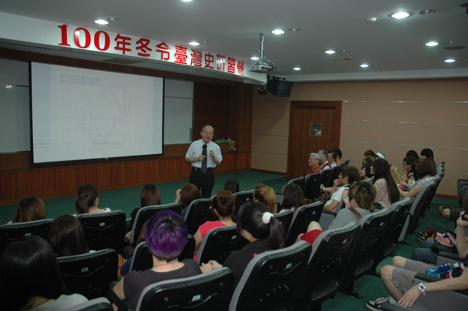 林館長金田接待靜宜大學僑生