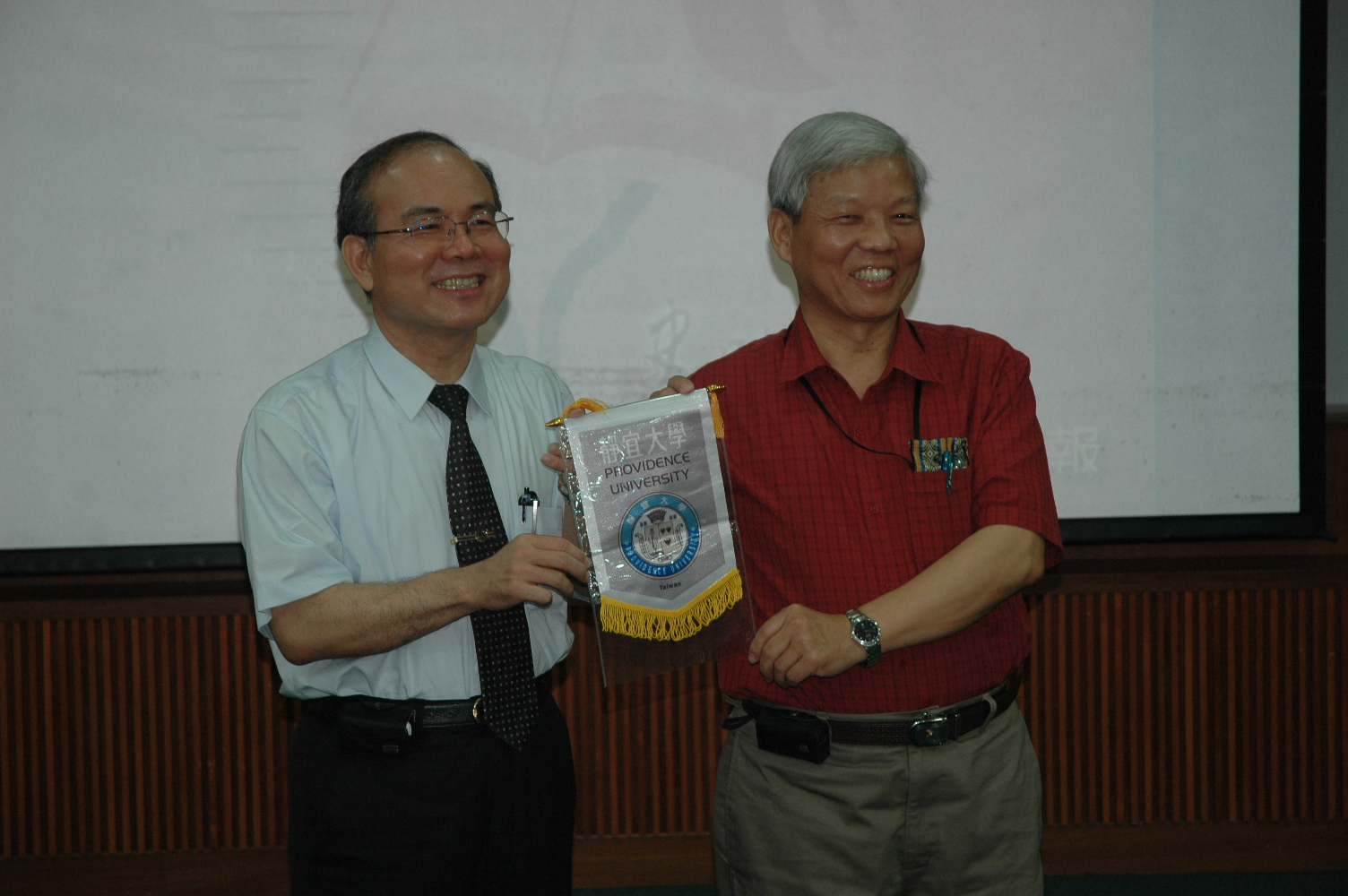 靜宜大學楊教授正寬(右)致送錦旗由林館長金田(左)親自接受