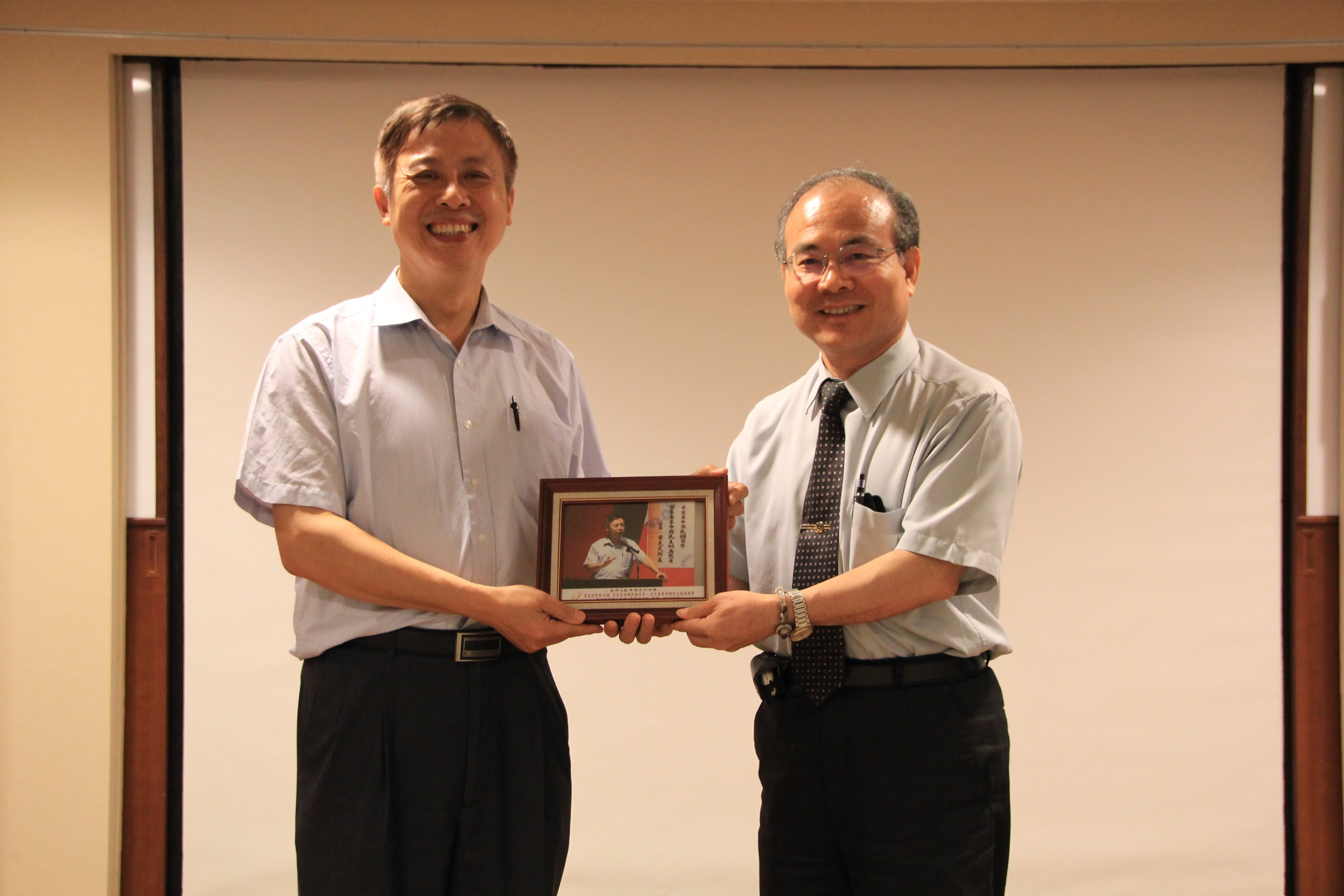 本館林館長金田(右)致贈黃所長克武(左)紀念照,以誌感謝.