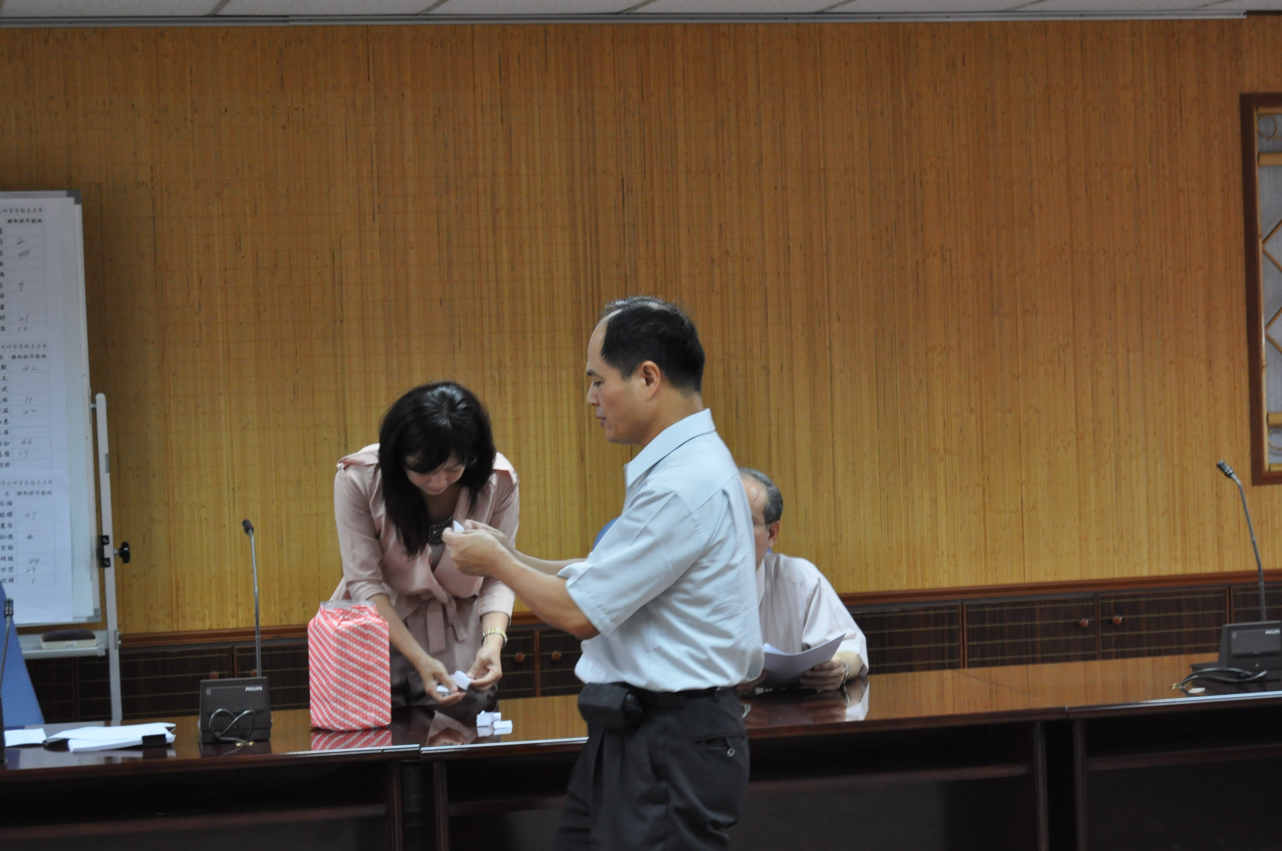 歐副館長素瑛（左）抽籤