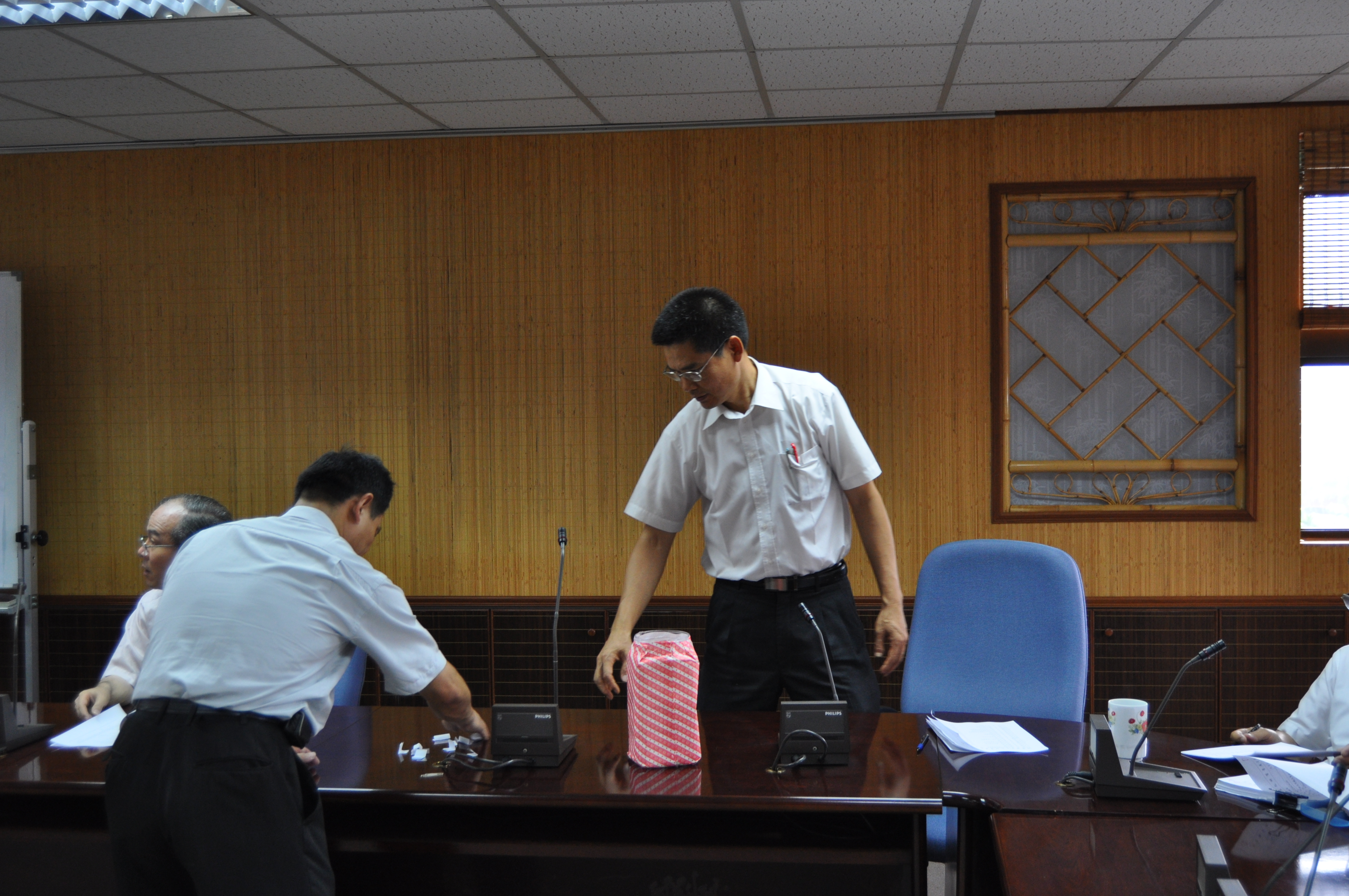 劉主任秘書澤民（右）抽籤