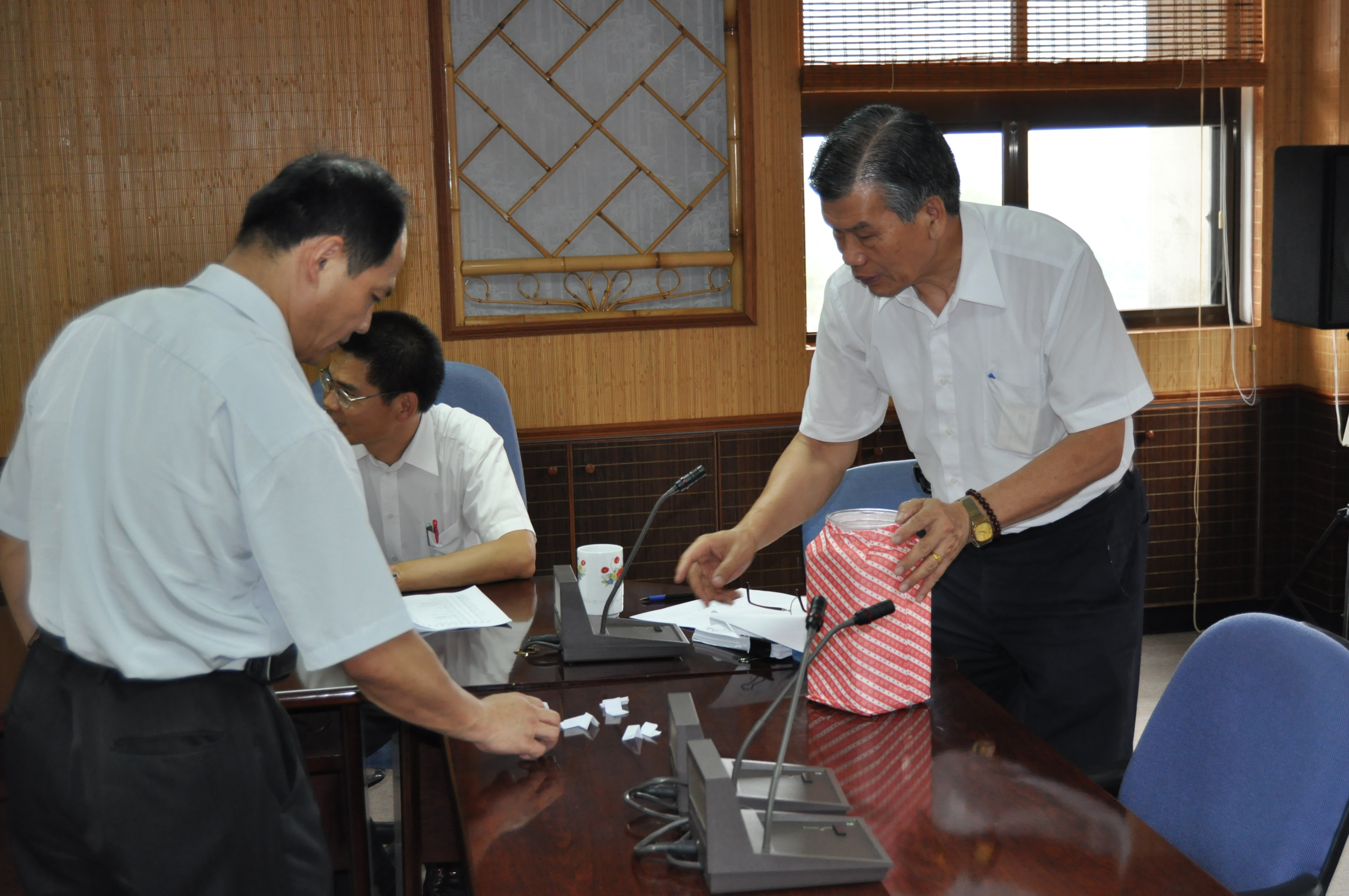 政風室劉主任獻評（右）抽籤