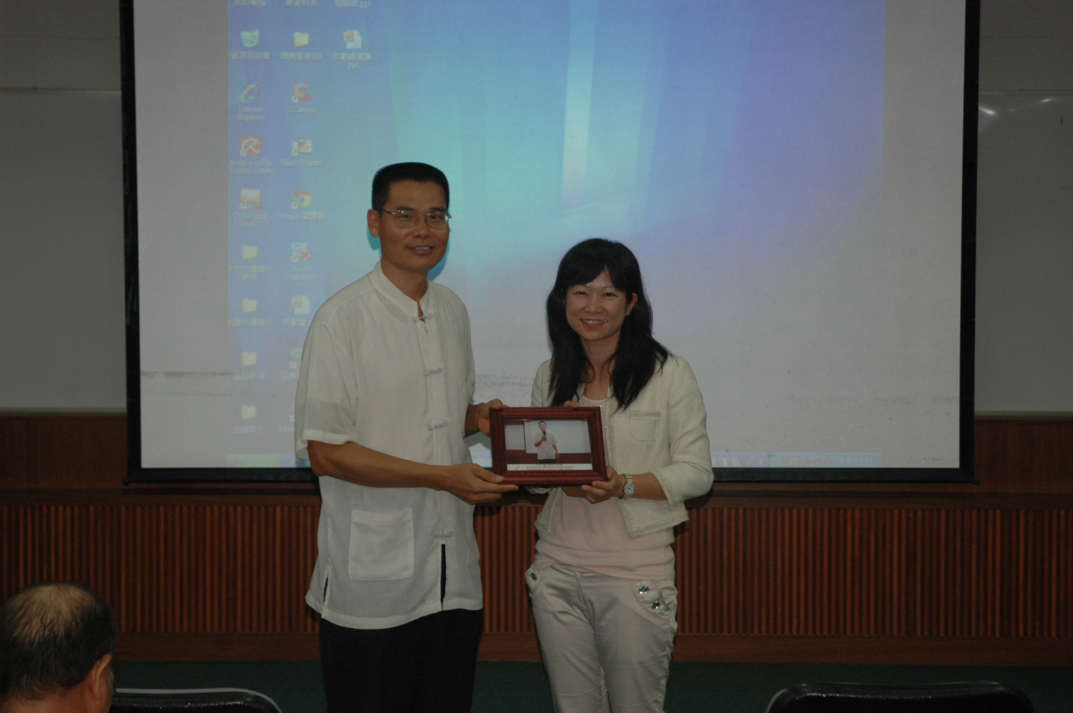 歐副館長致贈劉主秘演講紀念照