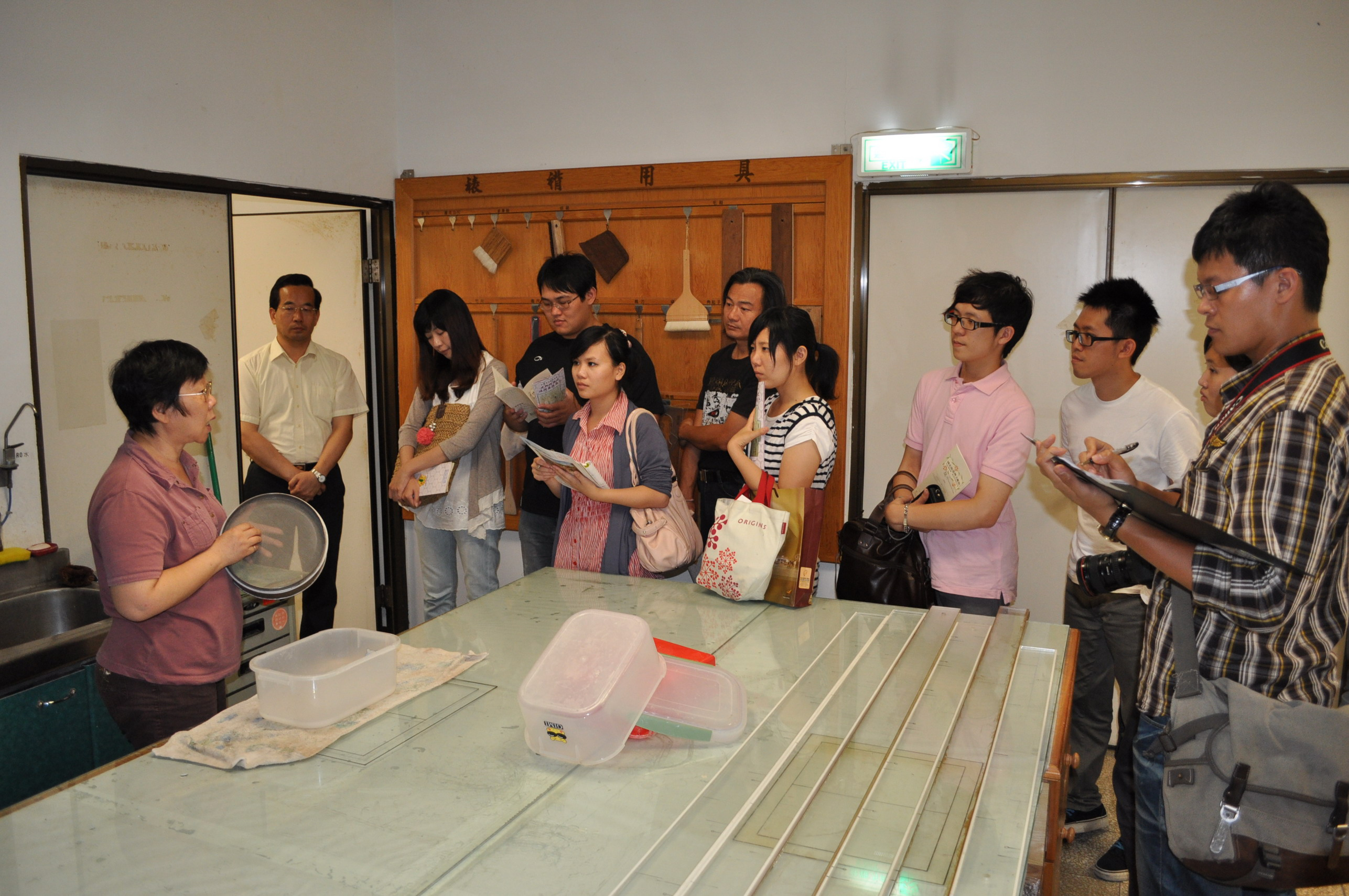 本館林春綢小姐(左一)介紹檔案修護用紙之種類、修護器材之使用及漿糊之調製等內容