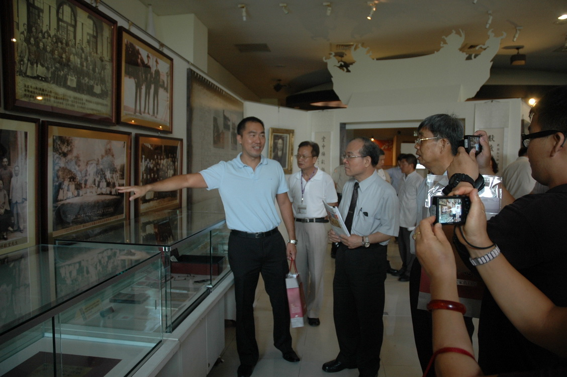 6月17日南投記者會明台高中林副校長承峰解說霧峰林家所展示之展品
