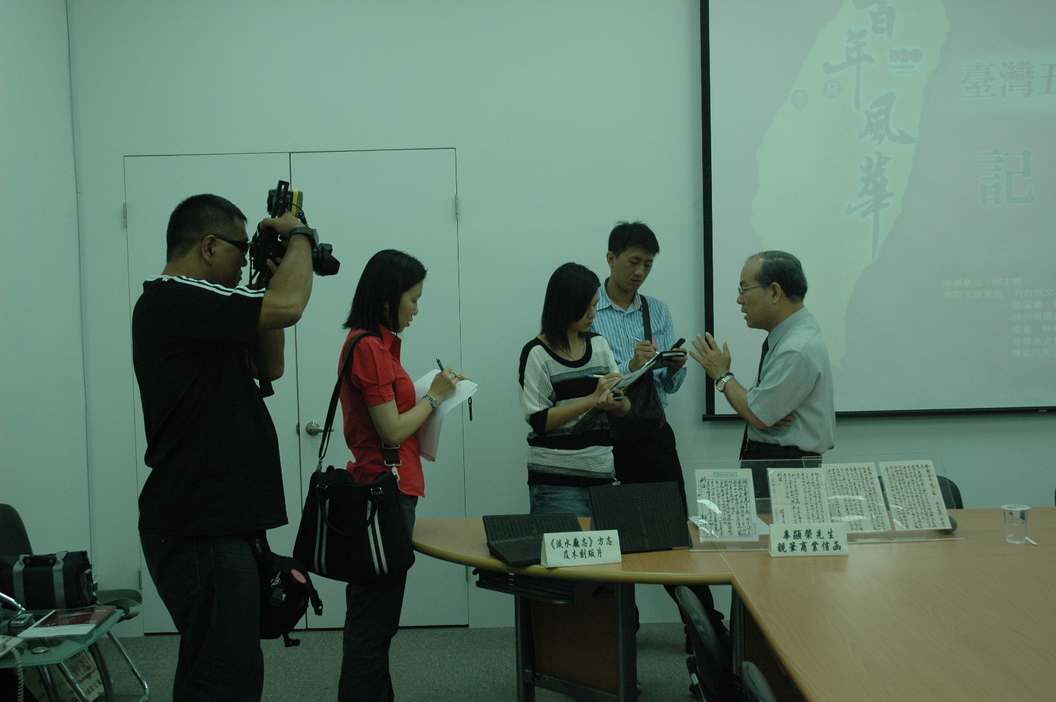 6月24日林館長金田於臺北記者會向與會記者說明特展活動內容